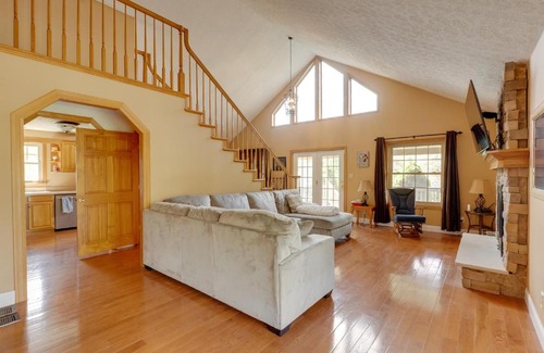 Hallsville Casa | Game Room and On-Site Pond Laurelville Retreat!