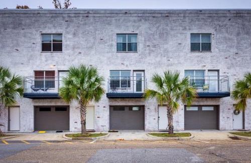 Central Business District Apartamento | Game Room and Walkable Location Mobile Condo!