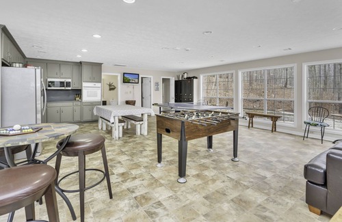 Lake Oconee Casa | GAME ROOM, QUIET COVE & DOCK! LAKEFRONT! SLEEPS 18