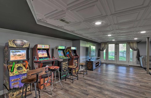 Burnsville Casa | Game Room, Theater and Deck Burnsville Cabin!