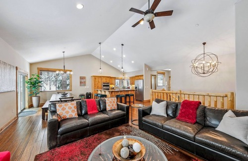 Pioneer Trail Cabina | Game Room w/Pool Table, Hot Tub, Pet Friendly, Near Lake+Heavenly, 12Guests+Kids Less than 6yrs