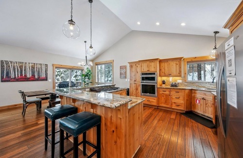 Pioneer Trail Cabina | Game Room w/Pool Table, Hot Tub, Pet Friendly, Near Lake+Heavenly, 12Guests+Kids Less than 6yrs