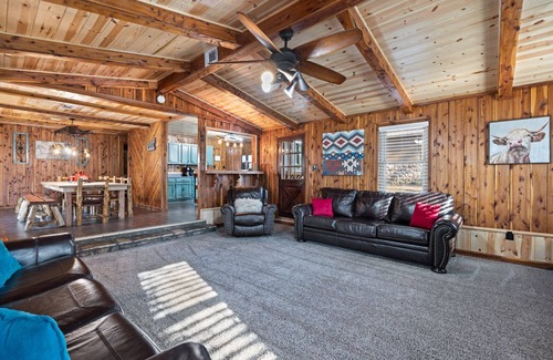 Ringold Cabina | Game Room with pool table and ping pong, hot tub, less than a mile from lake