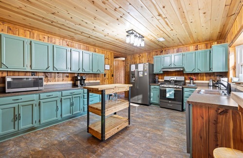 Ringold Cabina | Game Room with pool table and ping pong, hot tub, less than a mile from lake