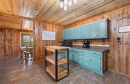 Ringold Cabina | Game Room with pool table and ping pong, hot tub, less than a mile from lake