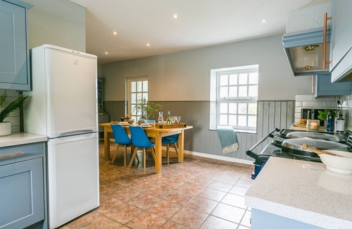 Bryngwran Cabaña | Gamekeeper's - a hot tub that sleeps 4 guests in 2 bedrooms