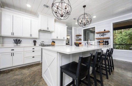 Golden Cabina | Gametastic, Hot Tub, Firepit, Sleeps 16