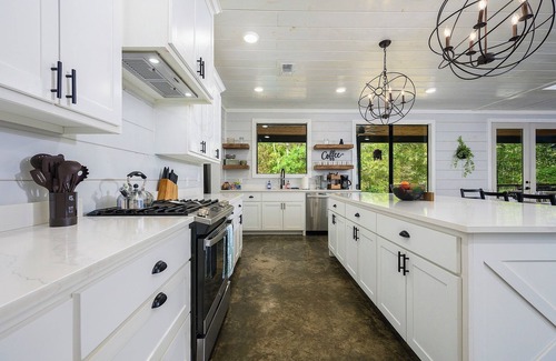 Golden Cabina | Gametastic, Hot Tub, Firepit, Sleeps 16