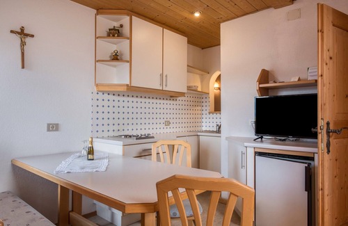 Cornedo All'isarco Apartamento | "Gamperhof - Apartamento Latemar" con vistas a la montaña, jardín y Wi-Fi