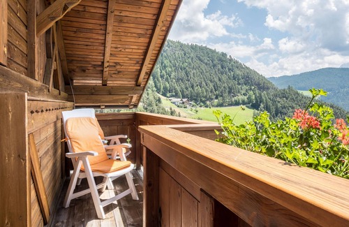 Cornedo All'isarco Apartamento | "Gamperhof - Apartamento Latemar" con vistas a la montaña, jardín y Wi-Fi