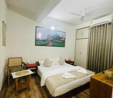 Sigra Apartamento | Ganga Ghat 2 BHK Apartment Near Kashi Vishwanath Temple With Parking And Lift
