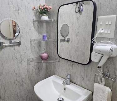 Sigra Apartamento | Ganga Ghat 2 BHK Apartment Near Kashi Vishwanath Temple With Parking And Lift