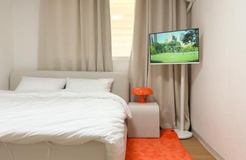 Nonhyeon-dong Apartamento | Gangnam 23, 3 minutes walk from Sinnonhyeon Station, airport bus, 1st floor, emotional accommodation, sleeps 5, Netflix, WiFi