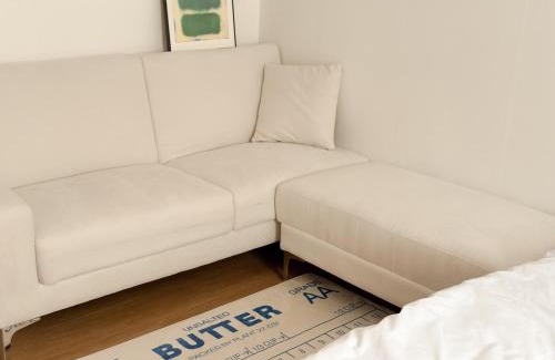 Nonhyeon-dong Apartamento | Gangnam 23, 3 minutes walk from Sinnonhyeon Station, airport bus, 1st floor, emotional accommodation, sleeps 5, Netflix, WiFi
