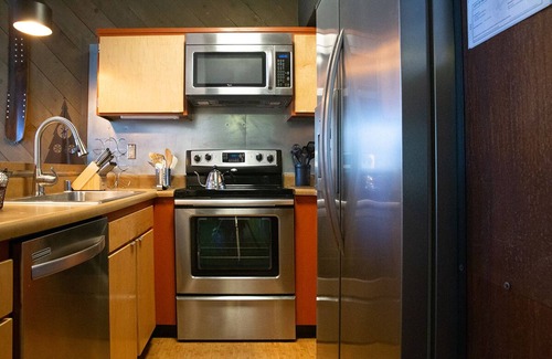 Majestic Pines Condominio | 1 coche Garaje-rápido Wifi-jacuzzi-duerme 7-rústico y moderno