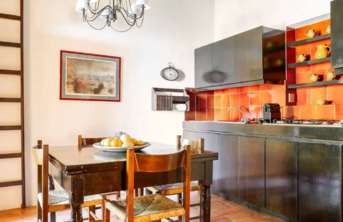 Castagneto Carducci Apartamento | Garden Apartment with Sea view -- hilltop Medieval village, 10' from the Beach.