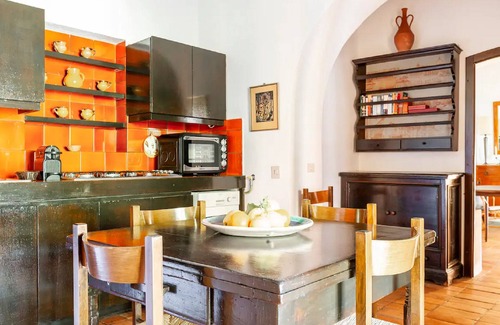Castagneto Carducci Apartamento | Garden Apartment with Sea view -- hilltop Medieval village, 10' from the Beach.