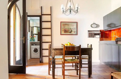 Castagneto Carducci Apartamento | Garden Apartment with Sea view -- hilltop Medieval village, 10' from the Beach.
