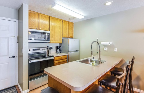 Harbor Village Condominio | Garden City Condo w/ Pool Access by Bear Lake!