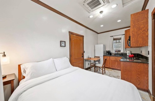 University City Casa | Garden Cottage | 200Mbps | Sofabed | 55”TV | Patio