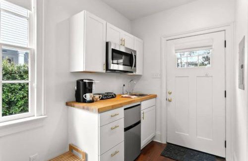 Touro Apartamento | Garden District Studio Apartment - Gated Parking