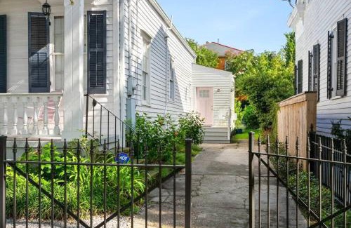 Touro Apartamento | Garden District Studio Apartment - Gated Parking