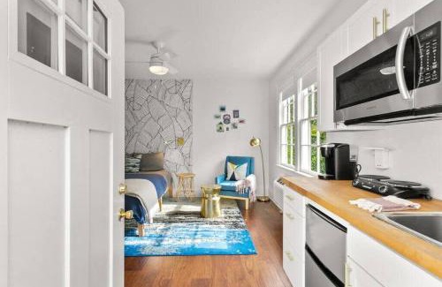 Touro Apartamento | Garden District Studio Apartment - Gated Parking