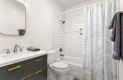Touro Apartamento | Garden District Studio Apartment - Gated Parking
