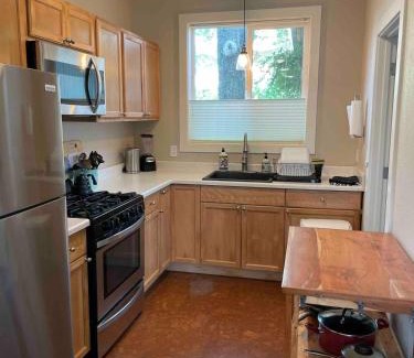 Middletown Apartamento | Garden house with gas fireplace