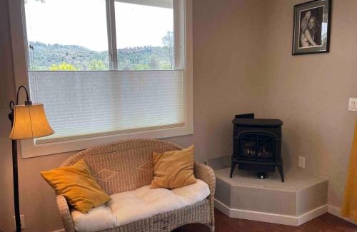 Middletown Apartamento | Garden house with gas fireplace