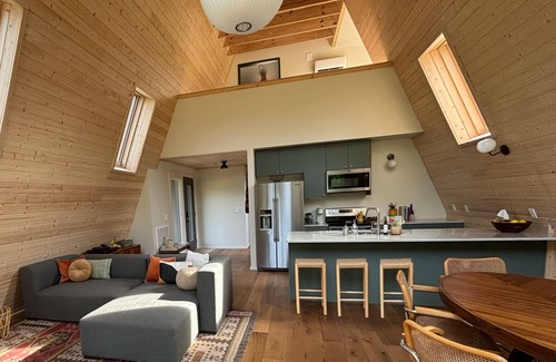 Story Cabina | Garden Lane A-frame cabin right on Irons Fork river
