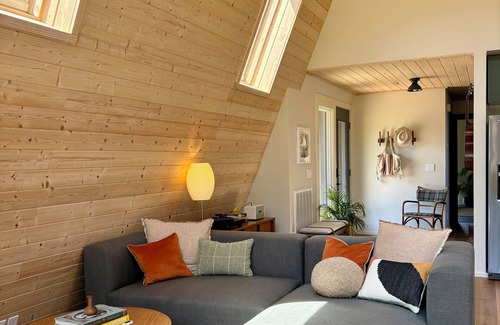 Story Cabina | Garden Lane A-frame cabin right on Irons Fork river