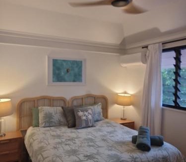 Suffolk Park Casa | Garden Oasis-2br -1 min from the beach & pet friendly!