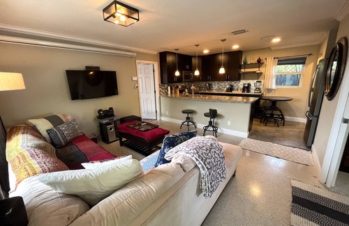 Central Oakland Park Casa | Oasis de jardín 2/2 con piscina / spa de agua salada climatizada privada cerca de la playa de Lauderdale