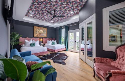OST - South Union Casa | Garden of Eden Downtown Getaway - Hot Tub, Game Room, Neon Vibes