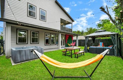 OST - South Union Casa | Garden of Eden Downtown Getaway - Hot Tub, Game Room, Neon Vibes
