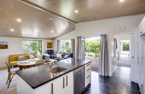 Marewa Casa | Garden Retreat - Napier Holiday Home