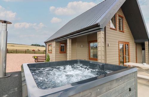 Insch Casa | GARDEN STUDIO, romantic, with hot tub in Insch