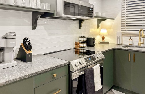 Grandview Heights Condominio | Garden Suite - Sauna + King Bed! -Central location