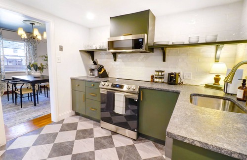 Grandview Heights Condominio | Garden Suite - Sauna + King Bed! -Central location