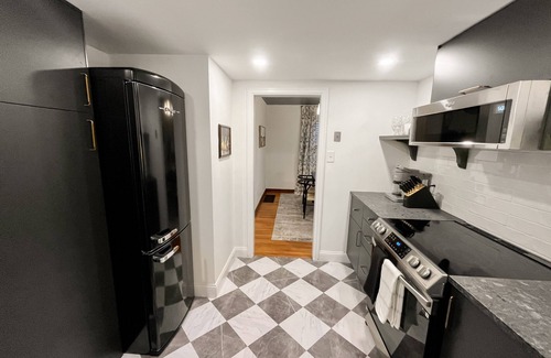 Grandview Heights Condominio | Garden Suite - Sauna + King Bed! -Central location