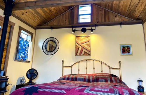 Hot Springs Cabina | Garden View Cabin near Hot Mineral Soaks
