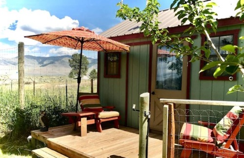 Hot Springs Cabina | Garden View Cabin near Hot Mineral Soaks