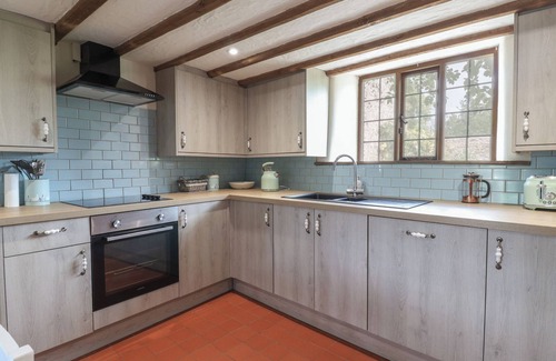 West Buckland Cabaña | GARDEN VIEW, pet friendly, character holiday cottage in Wellington