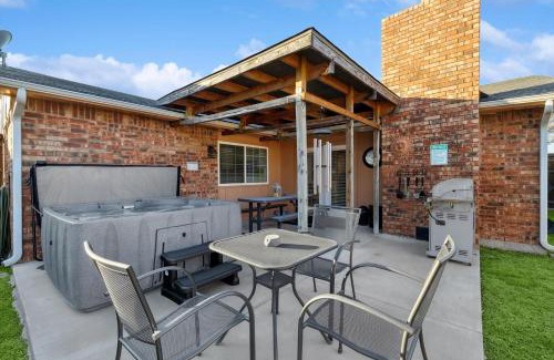 Garland Casa | Garlands Hidden Gem 4 Bedrooms Hot Tub Patio