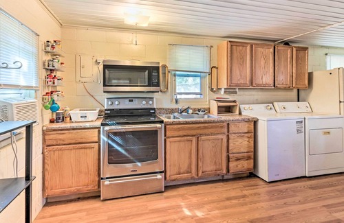 Pineland Cabaña | Garnett Cottage < 1 Mi to Savannah River!