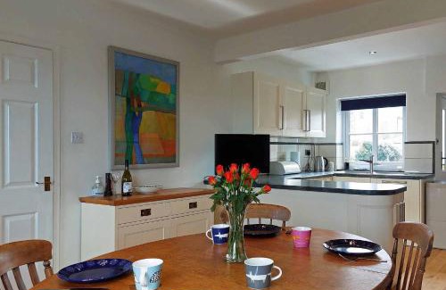 Barmouth Casa | Garreg Wen - White Stone, family holiday home