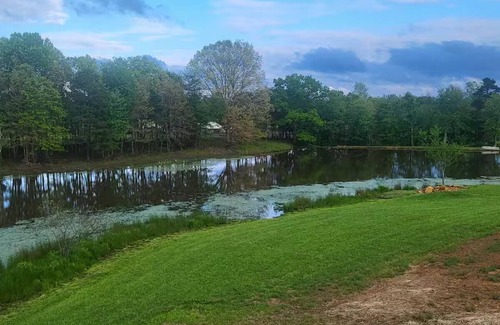 Allardt Casa | Garrett's Private Lake House with Horse Barn in wonderful Jamestown;