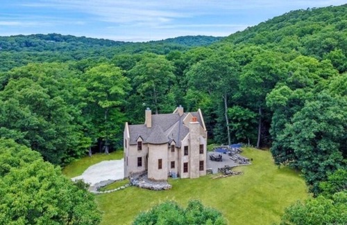 Garrison Casa | Garrison Castle Retreat 5B/4B Fireplace Pond Hike