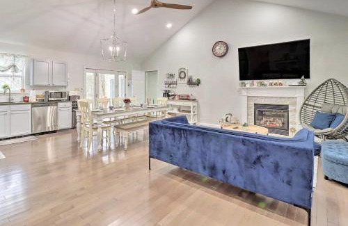 East Stroudsburg Casa | Gas Grill, Lake Access Scenic Poconos Retreat!